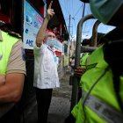 El expresidente de Ecuador Abdalá Bucaram  en la entrada de la cárcel 4 de varones donde se encontraba su hijo Jacabo.