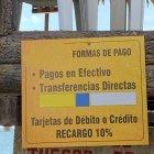 En un local en Manabí está pegado este letrero, sin que exista una autoridad que frene este abuso.