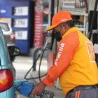 El precio de gasolina súper se actualiza el 12 de cada mes, según el precio del petróleo.