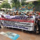 Un grupo de afiliados y jubilados del IESS realizó un plantón frente a la Defensoría del Pueblo este jueves 10 de marzo de 2022.