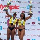 Karelys Simisterra y Ariana Vilela tras conseguir el titulo sudamericano.