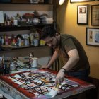 El artista Fernando Insua rinde un tributo a su abuela con una exposición de 17 obras.