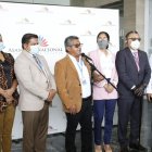 A finales de febrero, Abad (de blanco, a la derecha) apareció junto a los asambleístas que apoyan la gestión de la presidenta Llori. Antes, había acompañado a los disidentes de Pachakutik.