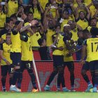Los jugadores de la selección ecuatoriana celebran el tanto de Enner Valencia, que significó el empate ante Argentina.