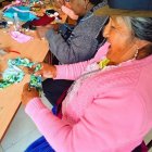 Quehacer. Un grupo de mujeres de Cuenca aprenden a confeccionar ucuyayas.