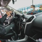 La alcaldesa de Guayaquil, Cynthia Viteri se subió a una de las 63 camionetas que adquirió la CSCG.