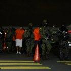 Los privados de libertad, considerados por las autoridades como de alta peligrosidad, llegaron en un avión de las Fuerzas Armadas hasta la base aérea Simón Bolívar en el Puerto Principal.