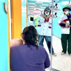 Los payasos humanitarios se han adaptado a la nueva realidad por la pandemia.