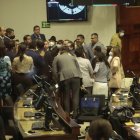 Correístas. La sesión está por empezar, ellos se acaban de enterar de la concesión de medidas cautelares a la presidenta y tratan de decidir qué hacer.