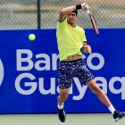 Emilio durante el cotejo en el que superó a Daniel Dutra da Silva por parciales de 6-3, 6-2.