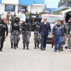 Salida. Jorge Glas, aunque dijo al juez que cojeaba, se lo vio caminando normalmente.