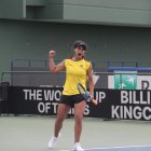 Doménica González festeja tras la victoria en el dobles junto a Mell Reasco.