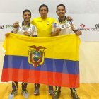 José Daniel Ugalde (i) y Juan Francisco Cueva (d), con la medalla de plata panamericana que ganaron en Bolivia. Los acompaña el entrenador de la selección nacional.