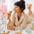 El envejecimiento es un proceso imparable, por lo que modifica el aspecto y las características de la piel.