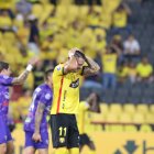 Carlos Garcés, delantero de Barcelona, se lamenta una de las ocasiones perdidas ante Metropolitanos.