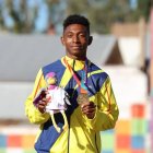Roy Chila con el oro sudamericano en el salto largo de Rosario, Argentina.