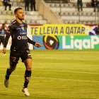 El delantero argentino Jonatan Bauman festeja tras marcar el gol del triunfo de Independiente del Valle en el campo de Macará.