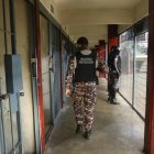 Un agente penitenciario camino por uno de los pasillos de La Roca, en Guayaquil.