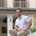 Jonathan conserva la esencia del guayaco de guayabera, del arroz con menestra y el peloteo.