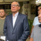 Jorge Glas mientras la policía lee sus derechos en la casa de uno de sus familiares.