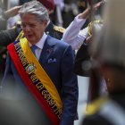 El presidente de Ecuador, Guillermo Lasso, ingresando hoy a la Asamblea Nacional en Quito (Ecuador).
