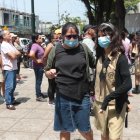 Protección. Los padres se han convertido en los vigilante de sus hijos a la entrada y salida del colegio a donde acuden para protegerlos, porque la Policía no lo hace.