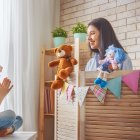 Con la ayuda de títeres pueden juntos crear canciones o divertidos diálogos.