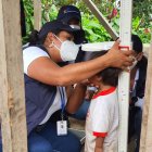 Acción.- En la provincia Morona Santiago una experta atiende a un niño, para analizar si tiene desnutrición.