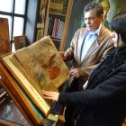 Gerardo Machado y su sobrina Claudia  revisan el trabajo diario.