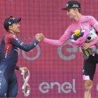 Richard Carapaz (i), ciclista ecuatoriano de Ineos, saluda a Jai Hindley, ganador del Giro de Italia.