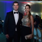 El DT Ismael Rescalvo lució un look elegante al igual que su esposa, Alejandra Rodríguez.