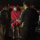 Arresto. Miembros de la Policía durante la lectura de derechos al presidente de la Conaie.