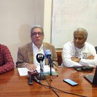 Presentación. Los comisionados participaron de una entrega de insumos de aseo en la cárcel de mujeres.