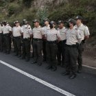 Operativo. Policías se ubicaron en San Miguel de El Común, norte de Quito, para ejercer controles.