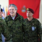 Visita. Guillermo Lasso visita destacamento militar y participa en un evento por el día del padre.