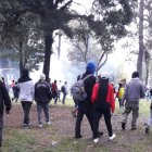 Enfrentamientos. Manifestantes y policías volvieron a la batalla en la avenida 6 de Diciembre y Tarqui.