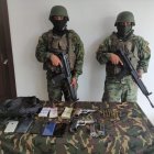 Evidencias. Miembros de las Fuerzas Armadas junto al material incautado.