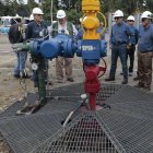 Labores.- Un grupo trabaja en un pozo petrolero en Ecuador.