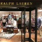 Esta compañía cuenta con tiendas en más de 100 países, a través de locales físicos y sus sitios de comercio electrónico.