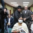 El presidente de la Conaie, Leonidas Iza, saluda con el ministro de la Producción, Julio José Prado.