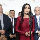 La segunda vicepresidenta de la Asamblea, Yeseña Guamaní, comparece antes los medios de comunicación en el Legislativo previo a la sesión.