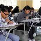 Referencial. Jóvenes rinden examen para acceder a la universidad.