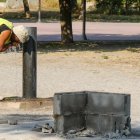 Un trabajador se refresca en una fuente de un parque de Lleida, este viernes en que todas las comarcas de Cataluña.