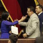 Investidura. El presidente Virgilio Saquicela, correísta por conveniencia, posesiona como primera vicepresidenta a Marcela Holguín, correísta propiamente dicha.