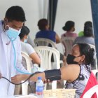 Salud. Un médico atiende a una mujer en el hospital Bicentenario de Guayaquil.