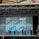 Tapia (d) levanta el trofeo de su categoría en el World Challenge de BMX en Italia.