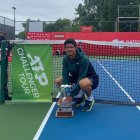 Emilio posa con el trofeo de campeón del Challenger de Winnipeg, tras vencer en la final al local Alexis Galarneau, por 6-3 y 7-6(4).