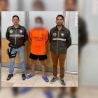 Dos policías de una unidad especializada y el acusado de violación de una menor de edad, en Guayaquil.