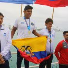 David Farinango (c), nadador ecuatoriano, muestra la bandera tricolor en el podio tras ganar la medalla de oro.