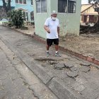 Los moradores caminan sobre los adoquines levantados.